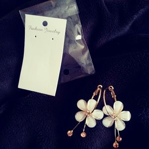 #LAST CHANCE#Flowered Earrings : New in Pkg
